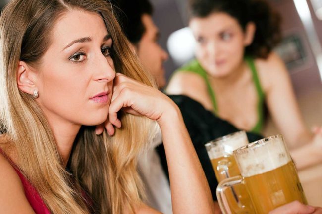 woman wondering at bar do i need to go to an alcohol detox center