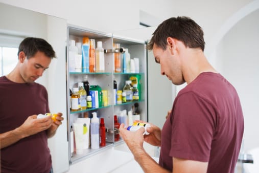This Man Could be Showing Signs of Prescription Drug Abuse