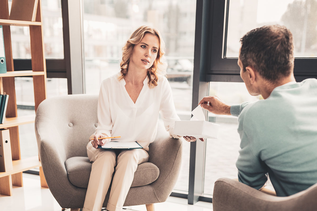 a doctor talking to her patient about a alcohol detox program