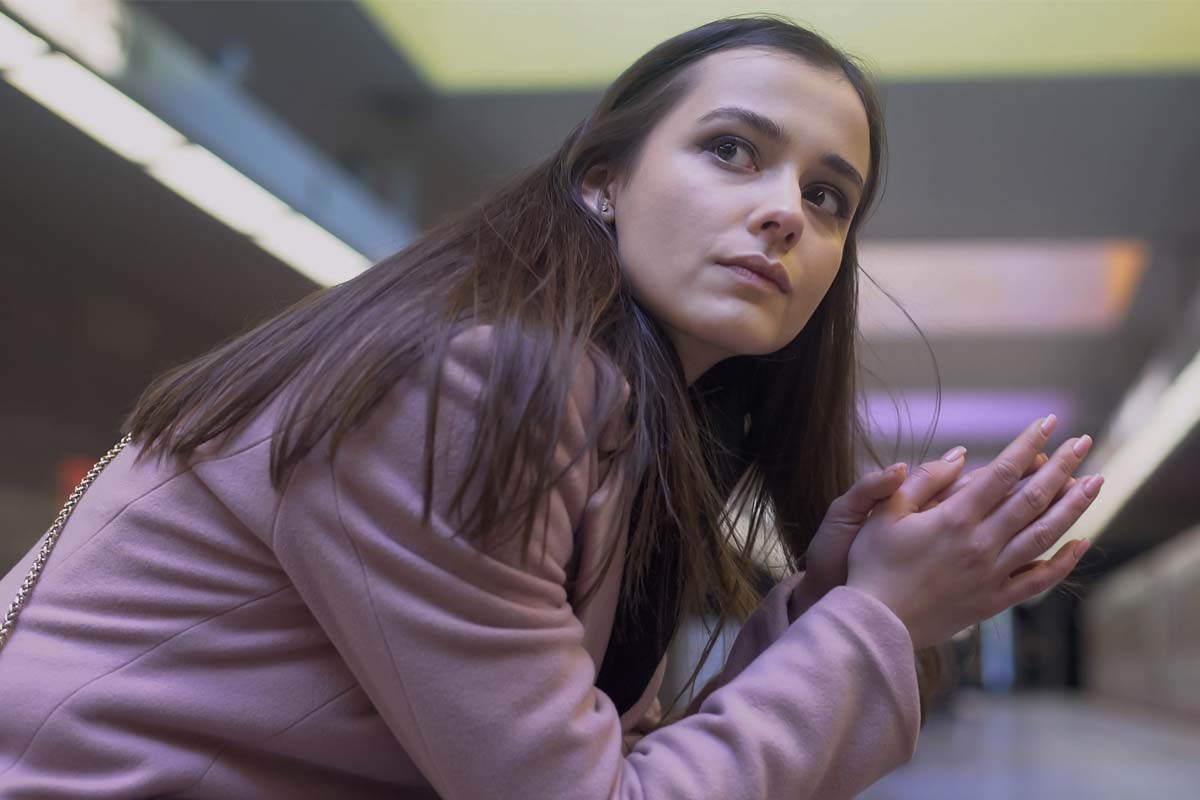 woman waiting for a train wondering, how does cocaine effect the brain