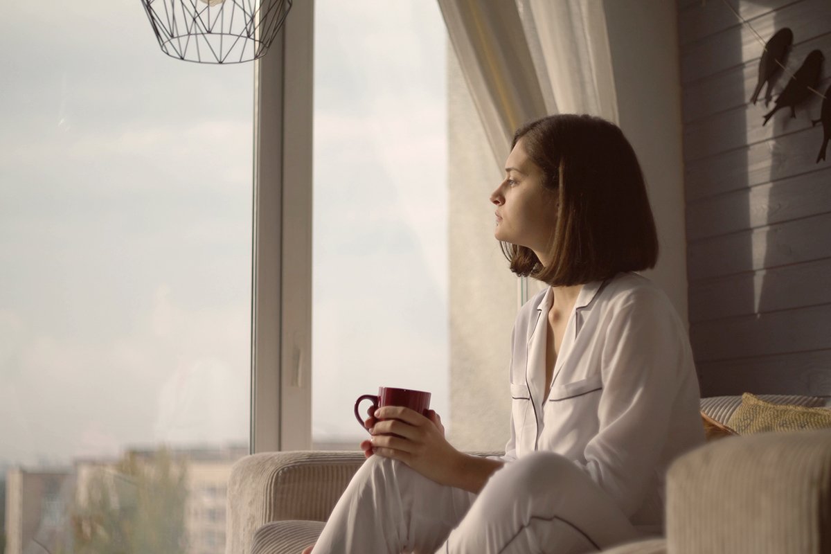 a woman concerned that her friend is showing signs of painkiller addiction