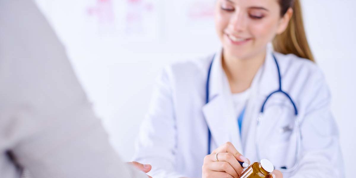 medical-detoxification doctor explaining medication used for medical detoxification