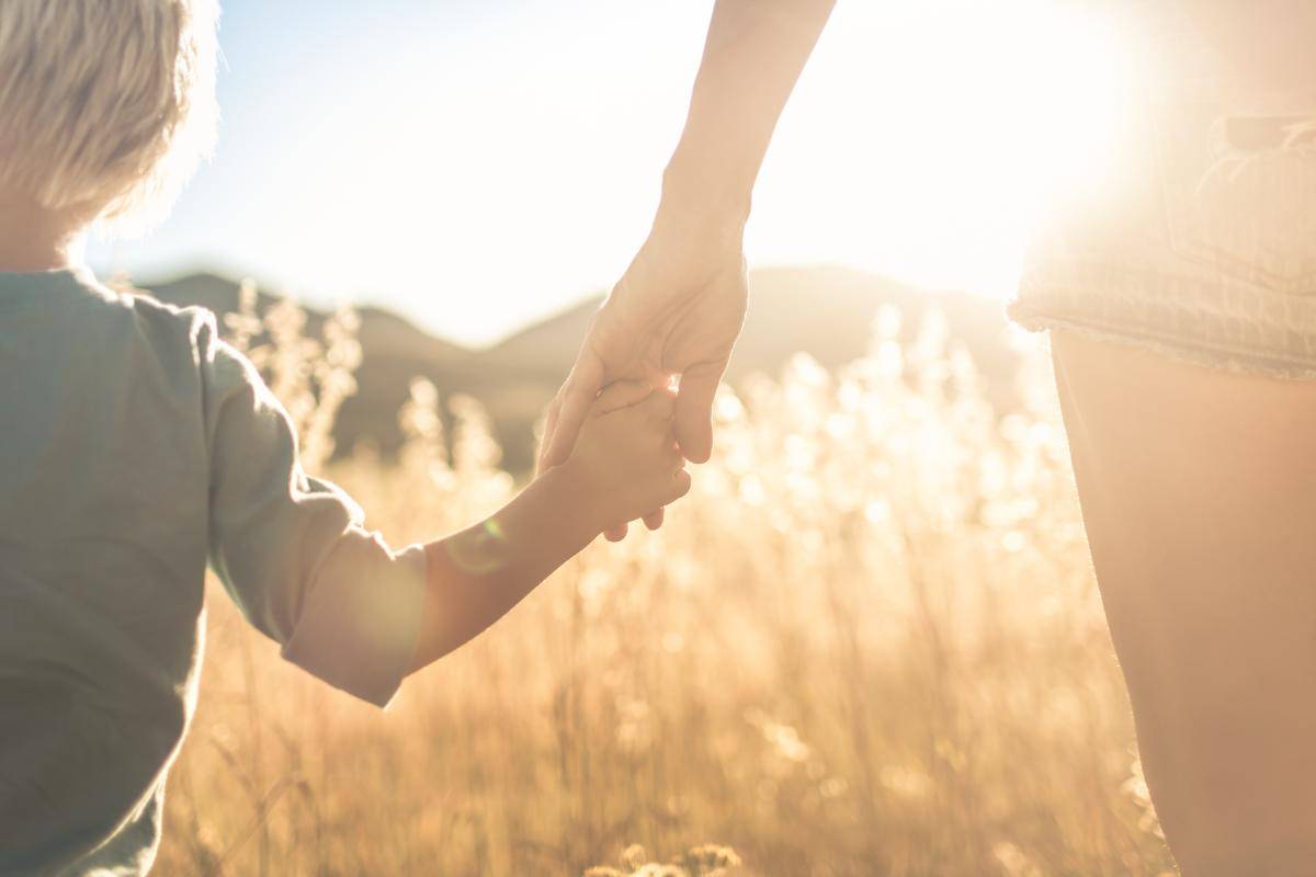 mom and child hand holding