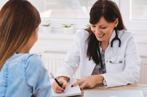 Counselor and client chatting about oxycontin detox program in Florida
