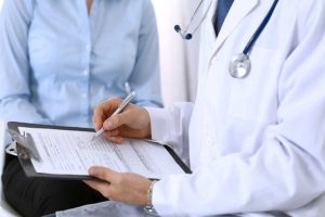 Doctor and client discussing prescription painkiller detox program