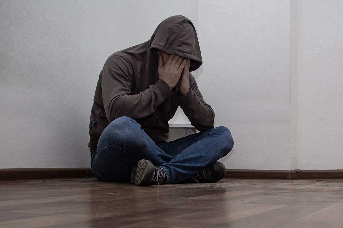 man suffers the connection between bipolar disorder and addiction