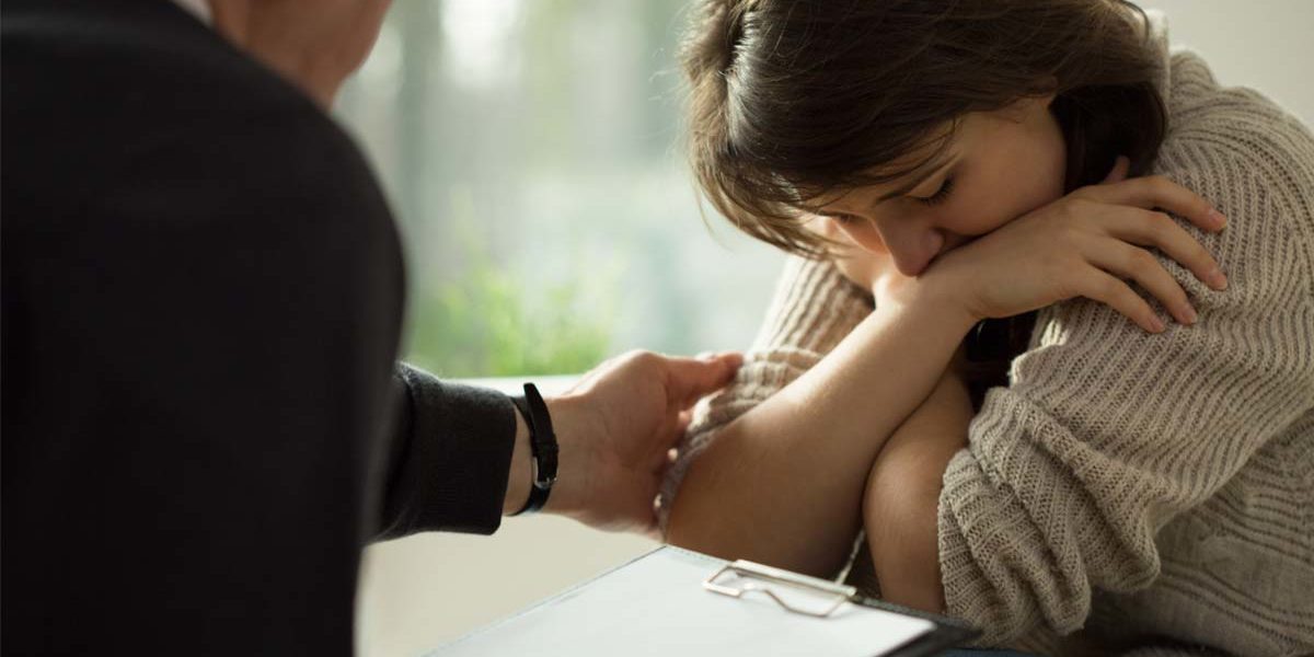 girl talking with therapist struggling with symptoms of anxiety