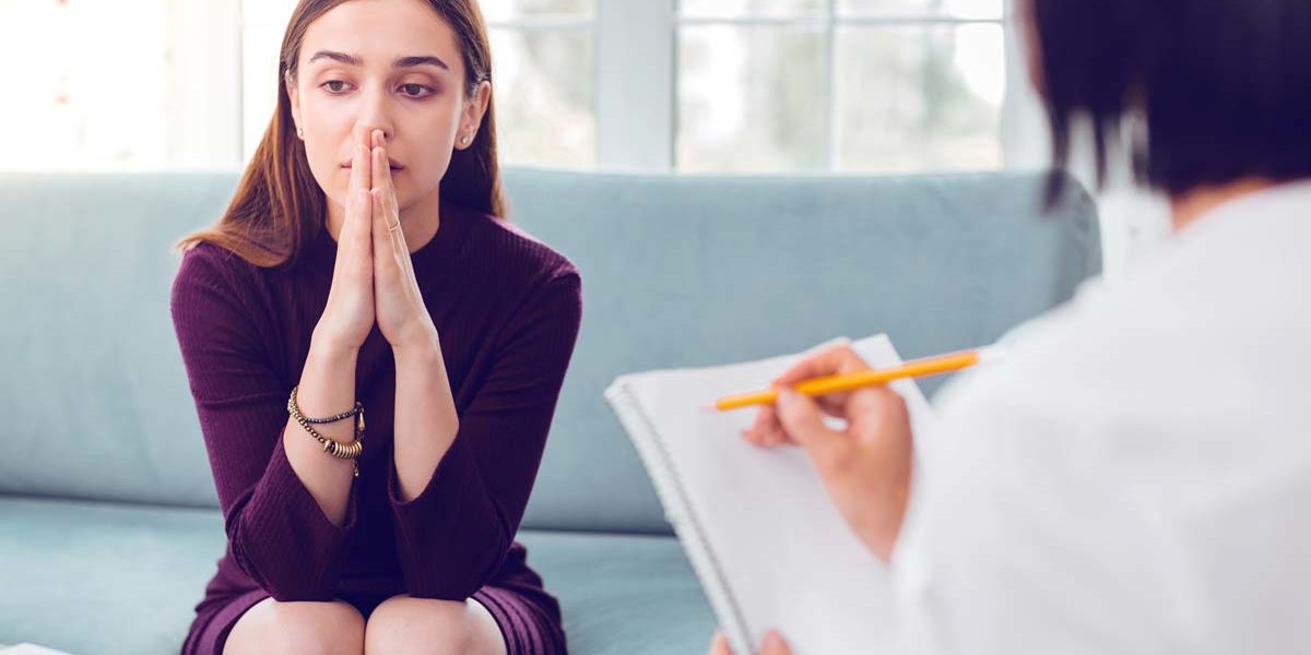 woman sitting in therapy asking what is dual diagnosis