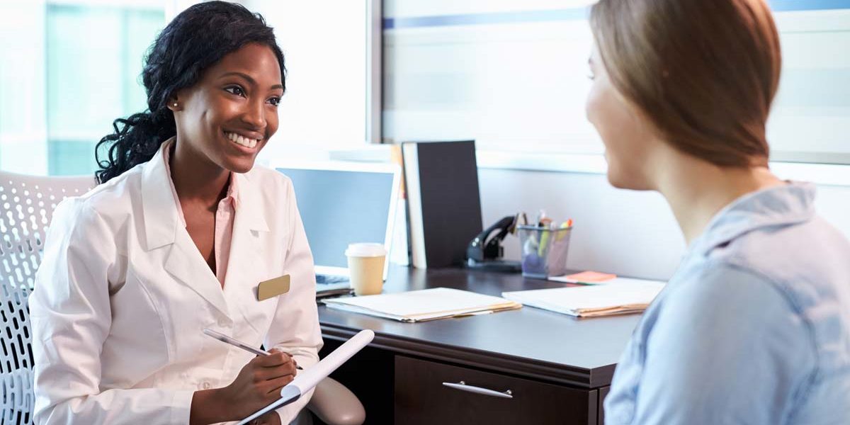 what-to-expect-during-drug-detox therapist explains to patient what to expect during drug detox