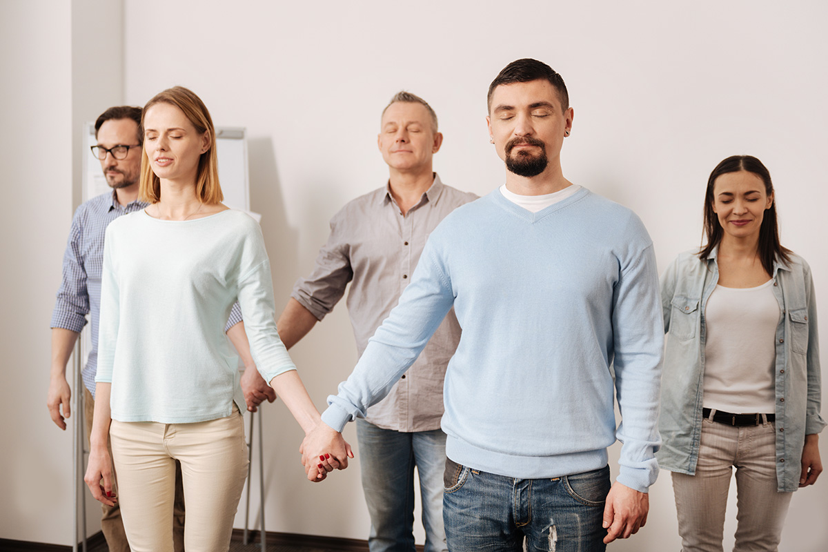 a therapy session doing activities in alcohol treatment center Hallandale FL